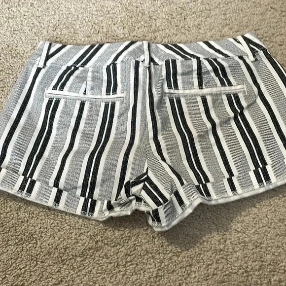 Old Navy pixie mid rise shorts size 0 - Picture 2 of 5